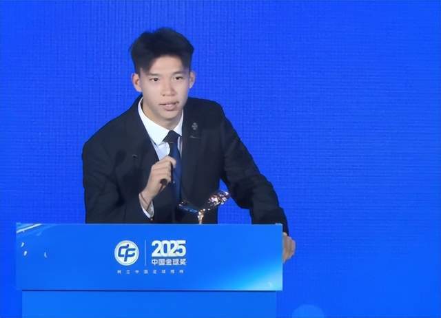 历史第4人：19岁王钰栋包揽中超最佳新人和中国金童奖！